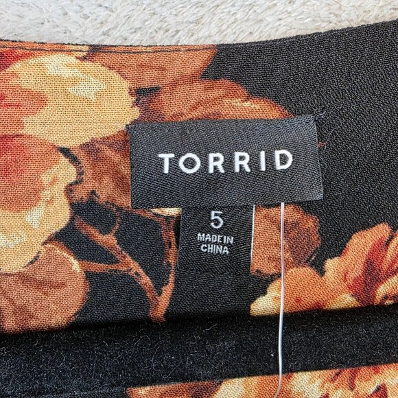 Torrid Blouse Womens 5X Black Floral Crepe 3/4 Sleeve Chainlink Keyhole 18859215 - Picture 3 of 11